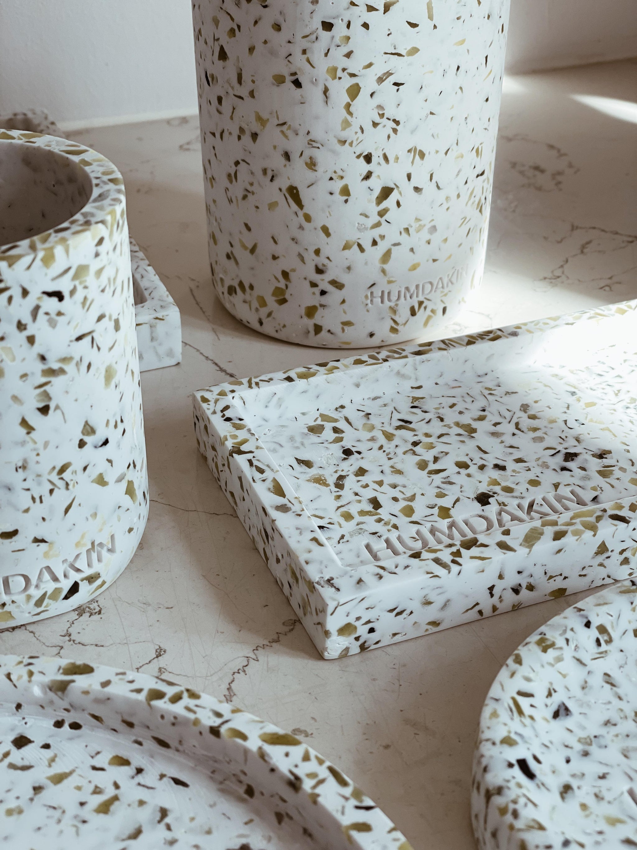 HUMDAKIN Grünes Terrazzo Tablett - rund Terrazzo 00 Neutral/No color