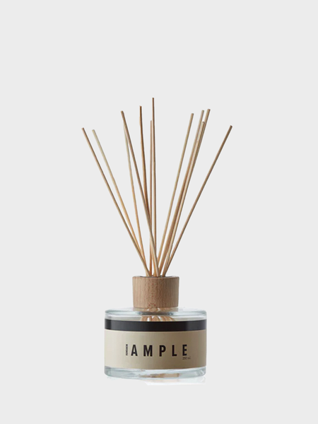 Bambus klebt in einer schwarzen Flasche mit Duftstoffen. Glasdiffusor mit  Duft für Zuhause Stockfotografie - Alamy